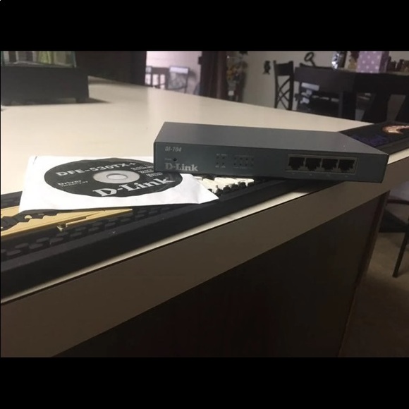 D-Link DI-704 4-Port 10/100 Wired Router with Installation Disc - Picture 4 of 9